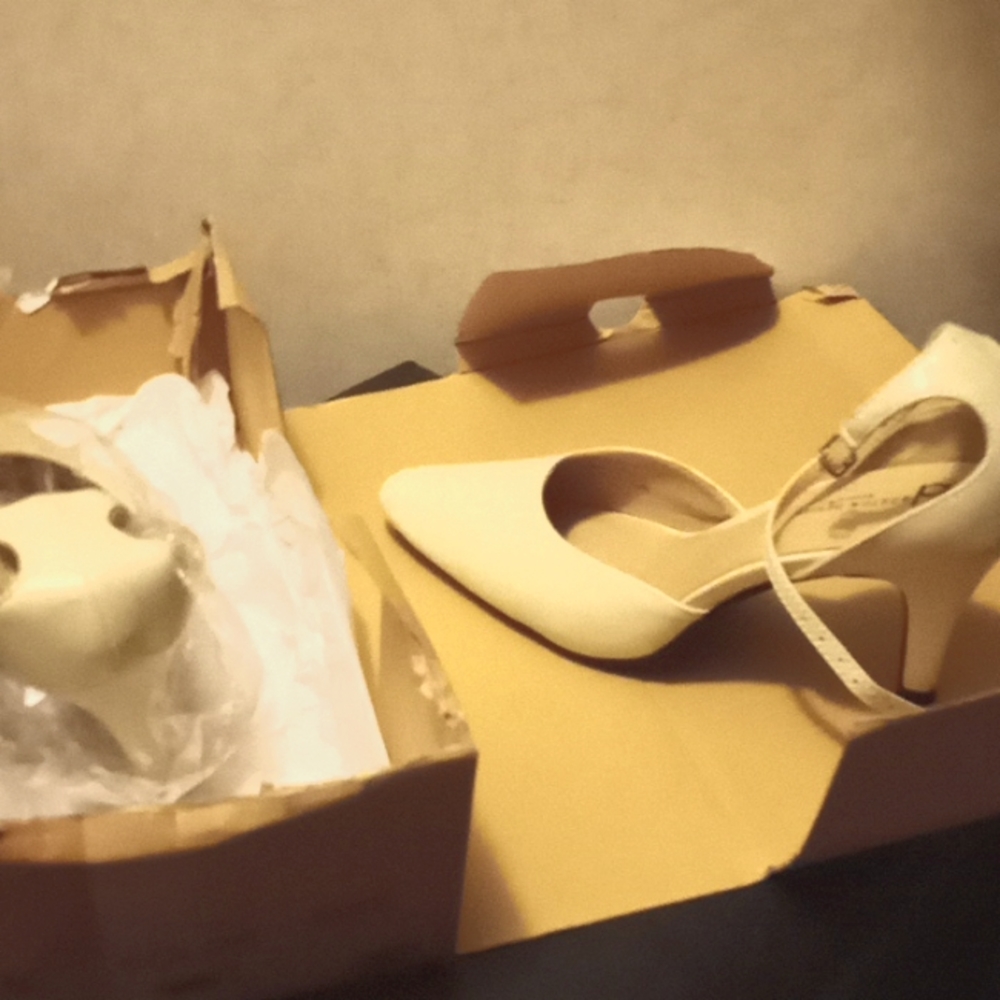 Size 7 new boston design strapped heels